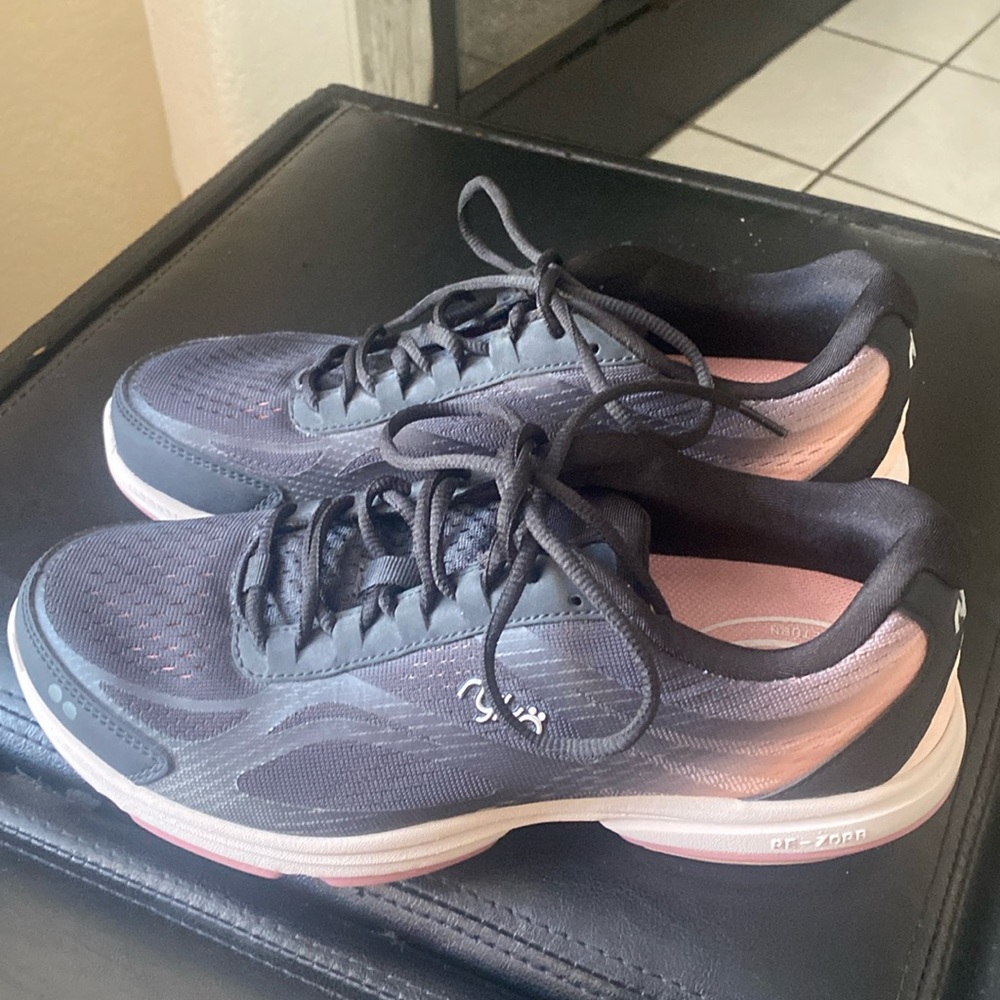 Excellent condition black with pink size 8 women running shoes